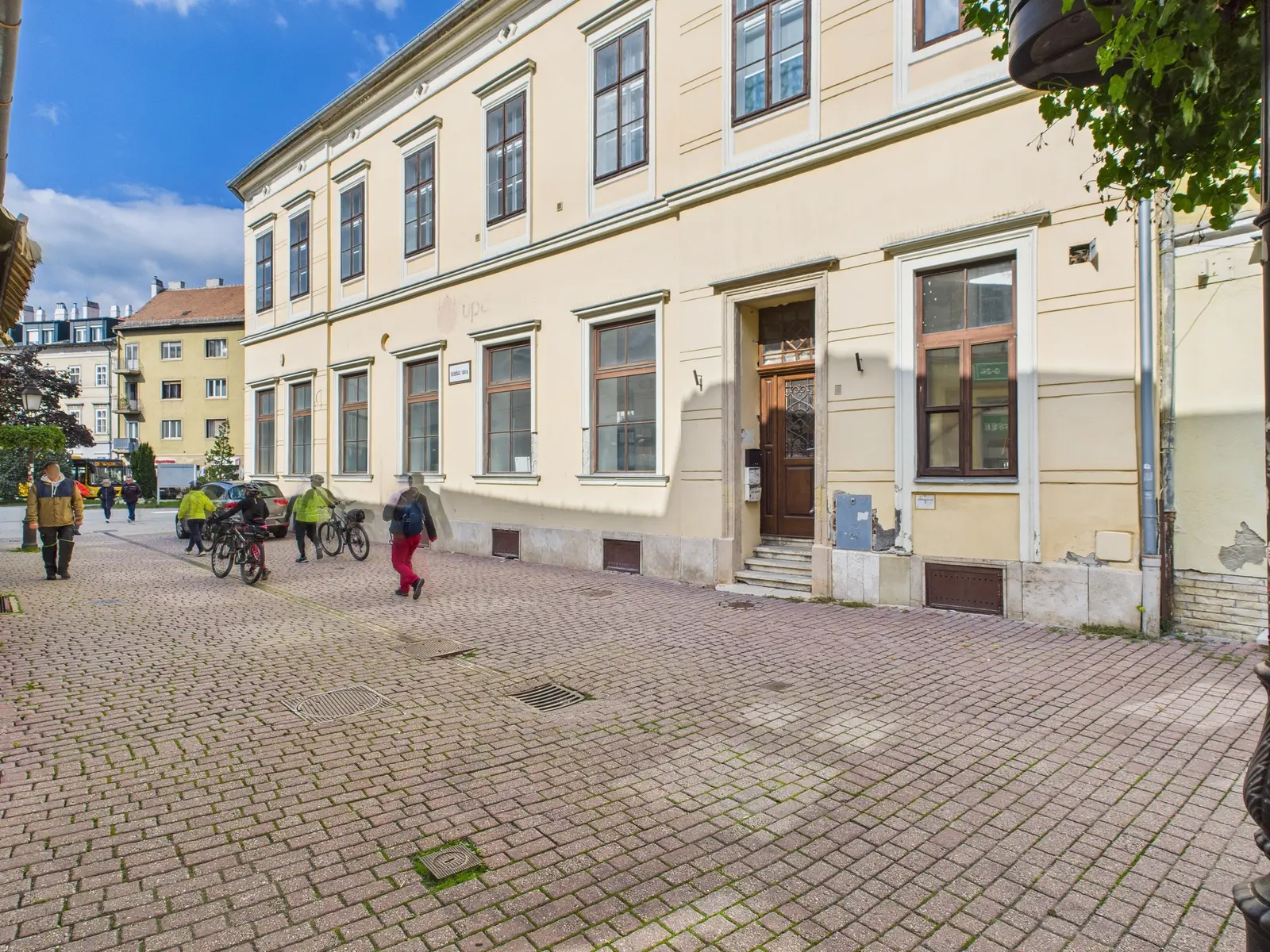 Eladó belvárosi, sokoldalúan hasznosítható épület Sopron szívében