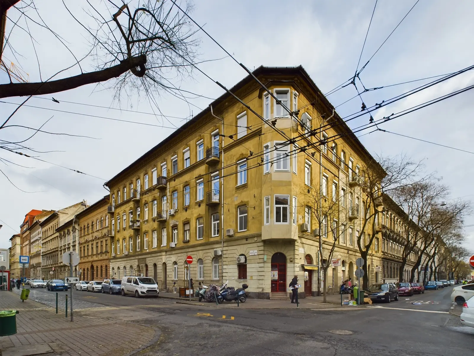 Utcafrontos üzlethelyiség a VII. kerületben, Dembinszky utcában – Budapest