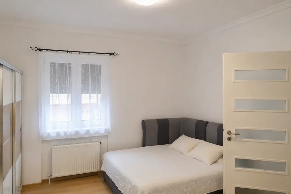 A Balatontól 5 percre, modern, földszinti, újszerű lakás, Keszthely központjában