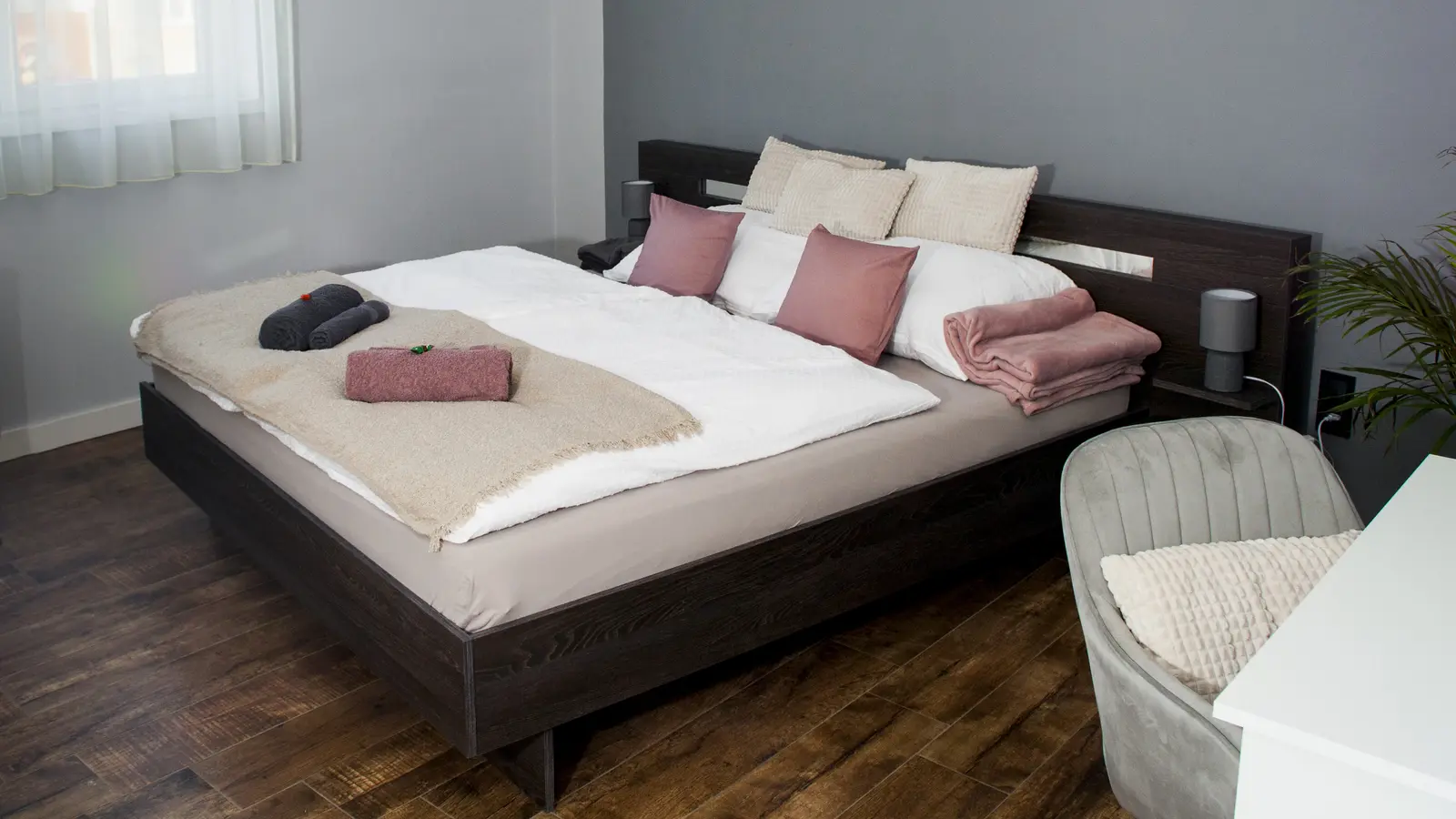 Luxus és üzleti lehetőség egyben! Teljesen berendezett, prémium családi ház 460 m²-es multifunkcionális melléképülettel eladó Makón